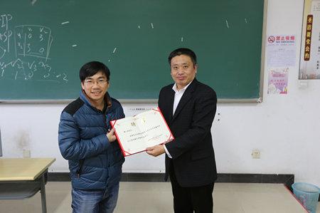 院长石刚为谭人玮颁发聘书_副本.jpg
