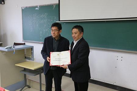 院长石刚为张恒颁发聘书_副本.jpg