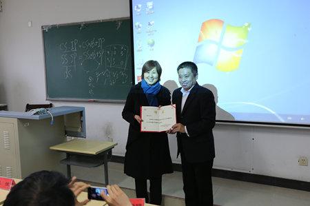 院长石刚为朱玉颁发聘书_副本.jpg