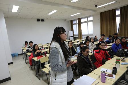 卓越班班长张丹做自我介绍_副本.jpg